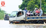 CSGT Hà Nội ứng trực hỗ trợ người dân di chuyển qua vùng ngập úng